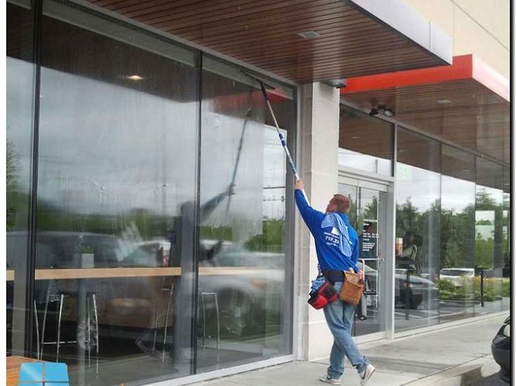 Реклама и продвижение мойки окон в торговых центрах