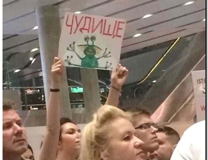 Реклама и продвижение встречи с табличкой в аэропорту/на вокзале